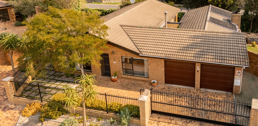 4 Bedroom Property for Sale in Kenridge Heights Western Cape